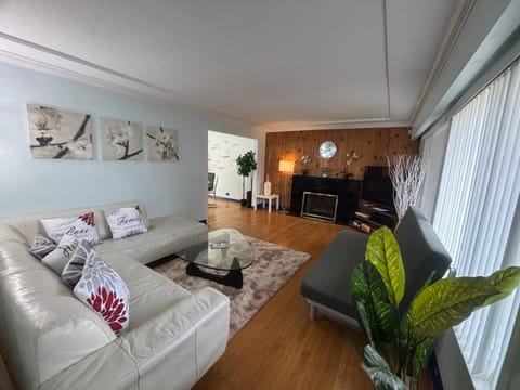 Charming Bright 3BR House - Upper Level Suite House in Burnaby