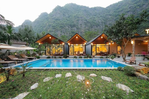 Property building, Natural landscape, Garden, Mountain view, Pool view, Swimming pool, sunbed