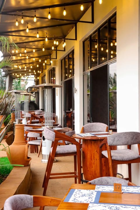 Property building, Restaurant/places to eat, Breakfast