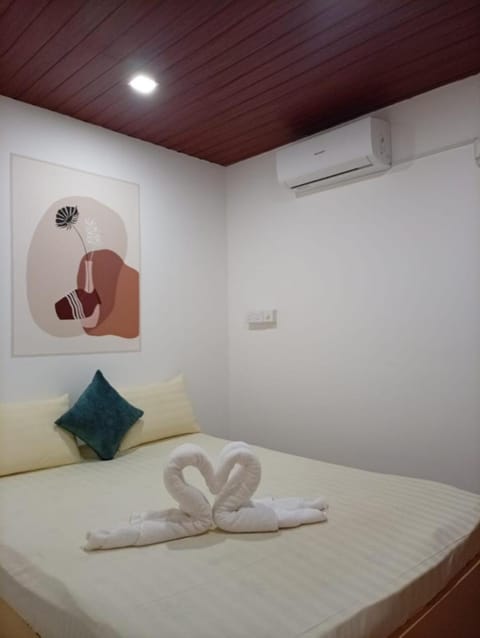 Bed, Photo of the whole room, Bedroom, air conditioner