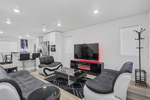 Communal lounge/ TV room, Living room, Seating area