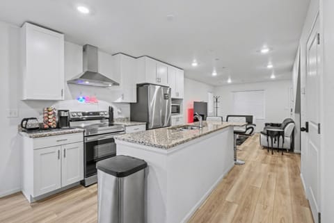 Coffee/tea facilities, Kitchen or kitchenette, dishwasher, oven, stove, toaster