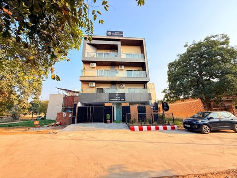 Property building, Day, Neighbourhood, Street view, Parking