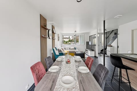 Living room, Seating area, Dining area