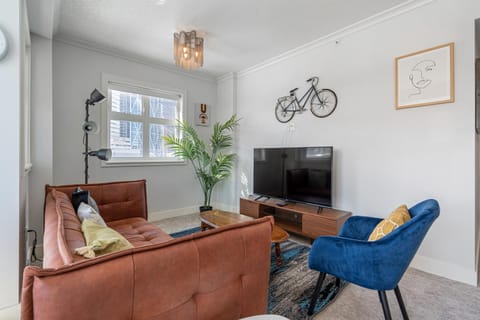 TV and multimedia, Living room, Seating area, Evening entertainment