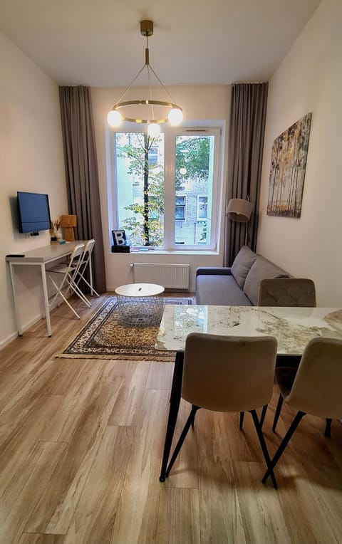 TV and multimedia, Seating area, Dining area