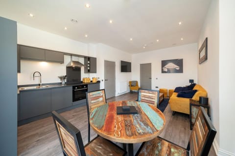 Kitchen or kitchenette, Living room, Seating area, Dining area, oven, stove