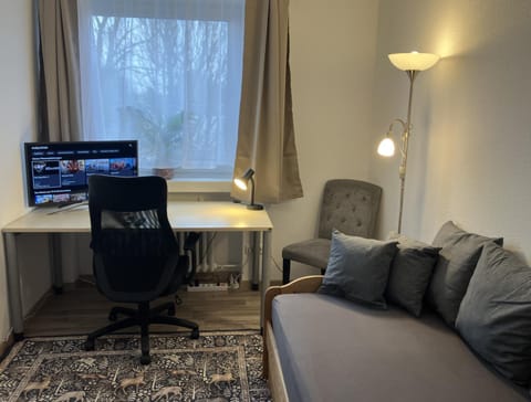 Bed, TV and multimedia, Seating area, Bedroom