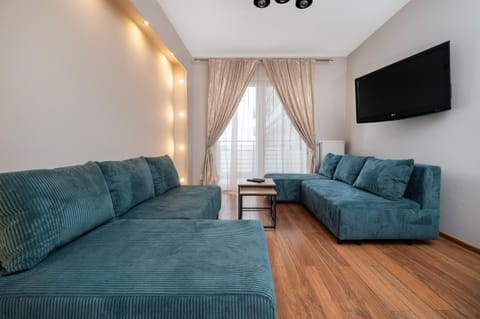 Communal lounge/ TV room, TV and multimedia, Living room, Seating area, Evening entertainment