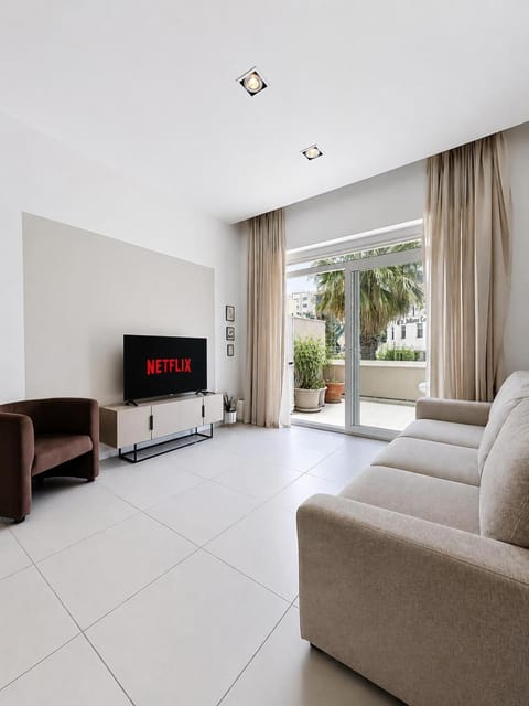 TV and multimedia, Living room, Seating area, Evening entertainment