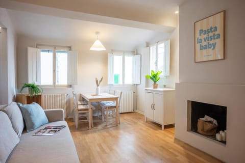Living room, Seating area, Dining area, internet