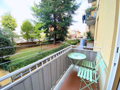 Modern Two-Room Apartment with Free Parking Apartment in Bologna