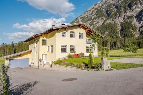 Property building, Spring, Day, Natural landscape, Mountain view, Parking