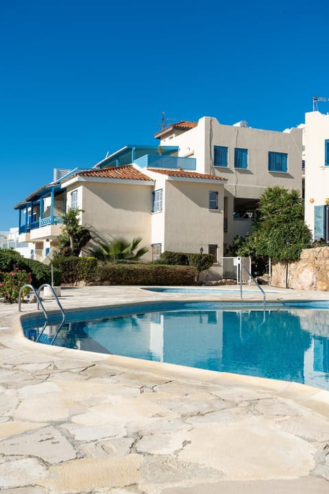 Property building, Day, Pool view, Swimming pool, sunbed