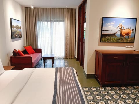 Bed, Seating area, Bedroom