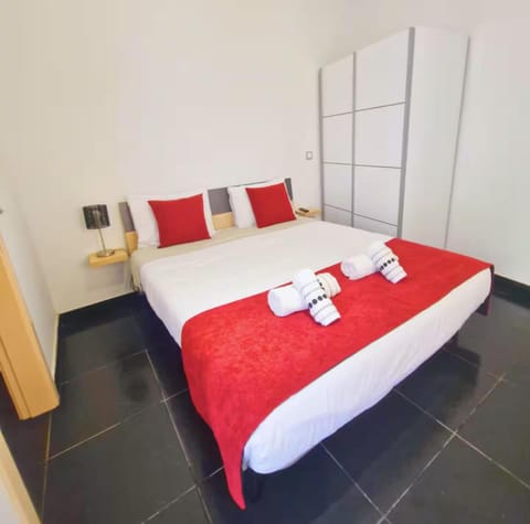 Bed, Bedroom, towels