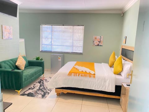 Bed, TV and multimedia, Living room, Photo of the whole room, Seating area, Bedroom