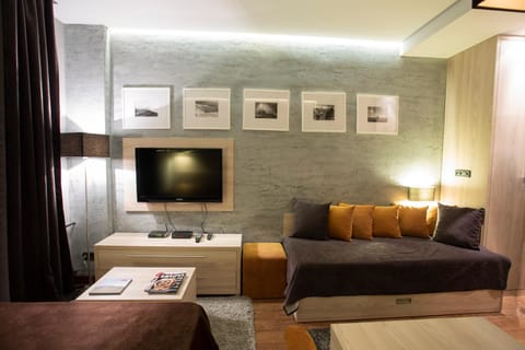 Bed, TV and multimedia, Photo of the whole room, Seating area