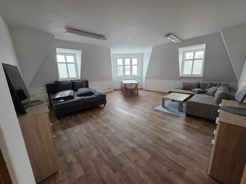 Bed, TV and multimedia, Living room, Photo of the whole room, Seating area, Bedroom