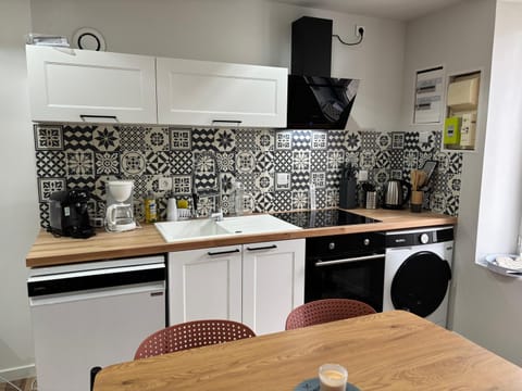 Coffee/tea facilities, Kitchen or kitchenette, Dining area, dishwasher, oven, stove, toaster