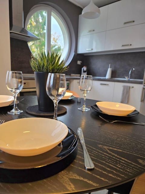 Kitchen or kitchenette, Food and drinks, Dining area, Food