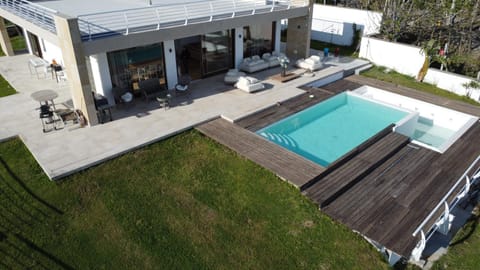 Property building, Patio, Garden, Garden view, Pool view, Swimming pool, sunbed