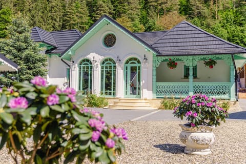 Property building, Spring, Day, Garden, Garden view