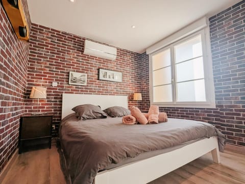Bed, TV and multimedia, Bedroom, air conditioner