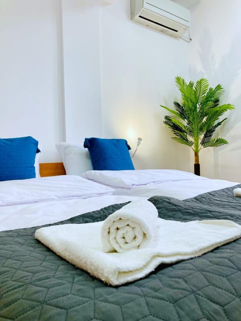 Bed, Bedroom, towels, air conditioner