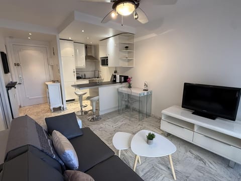 TV and multimedia, Kitchen or kitchenette, Living room, Other, Seating area, Dining area