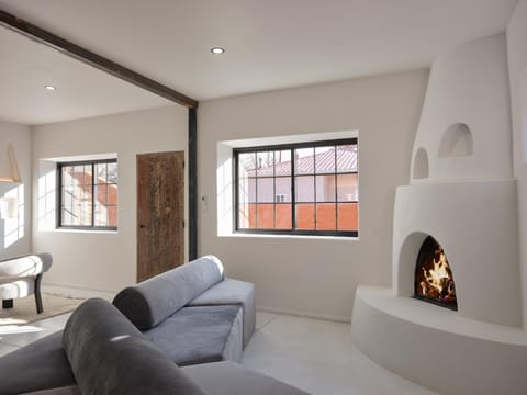 Seating area, fireplace