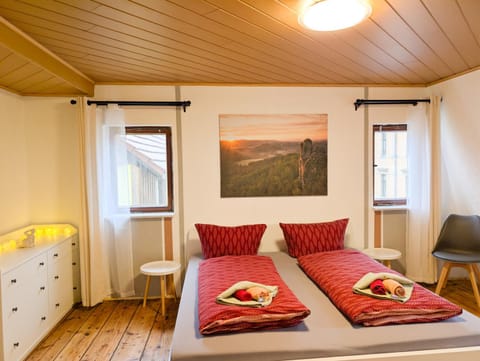 Bed, Bedroom, towels