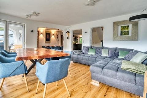 Communal lounge/ TV room, TV and multimedia, Living room, Seating area, Dining area