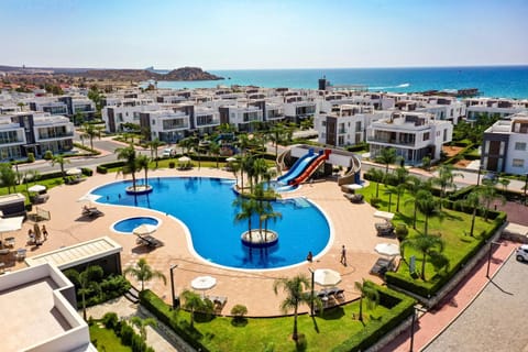 Property building, Day, Neighbourhood, Natural landscape, Bird's eye view, Garden, Beach, Evening entertainment, Pool view, Sea view, Swimming pool, Location, sunbed