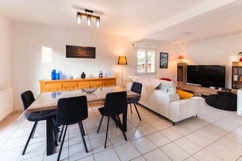Living room, Dining area