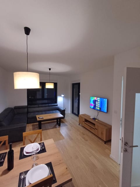 Communal lounge/ TV room, TV and multimedia, Living room, Seating area, Dining area, Evening entertainment