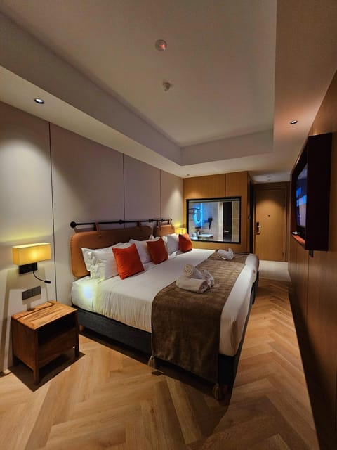 Bed, TV and multimedia, Bedroom