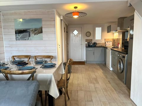 Property building, Dining area, kitchen