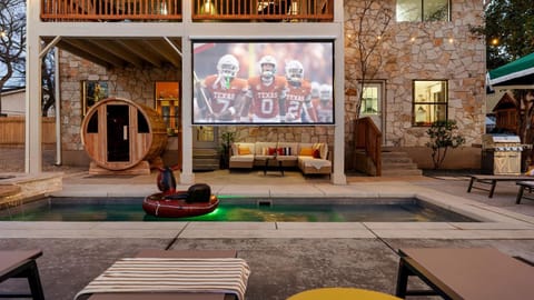 5BR Oasis w Pool Spa Sauna & Fire Pit House in Round Rock