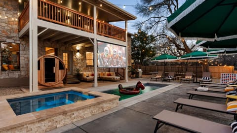 5BR Oasis w Pool Spa Sauna & Fire Pit House in Round Rock