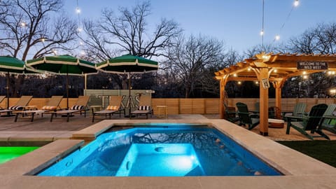 5BR Oasis w Pool Spa Sauna & Fire Pit House in Round Rock
