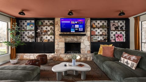 5BR Oasis w Pool Spa Sauna & Fire Pit House in Round Rock