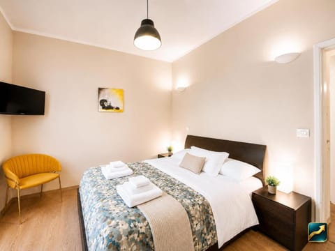 Bed, TV and multimedia, Photo of the whole room, Bedroom, towels