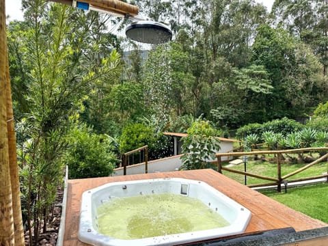 Hot Tub, Seating area
