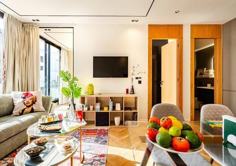 Communal lounge/ TV room, TV and multimedia, Living room, Food and drinks, Seating area, Dining area, Evening entertainment, Food, Drinks