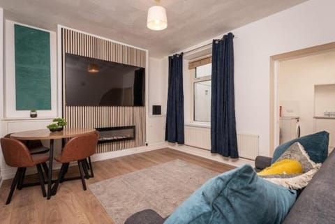 TV and multimedia, Living room, Photo of the whole room, Seating area, Dining area