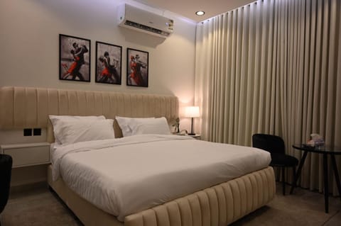 Photo of the whole room, Bedroom