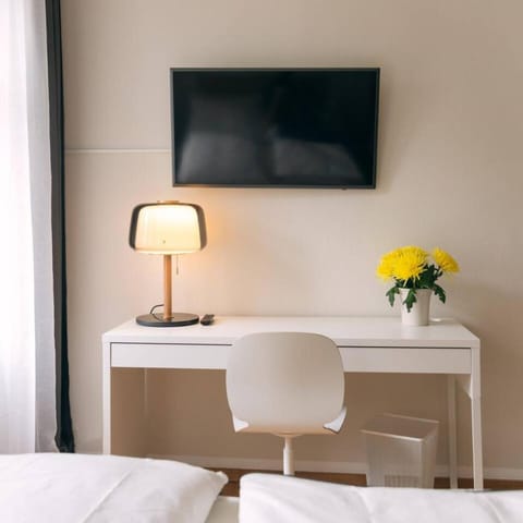 Bed, TV and multimedia, Bedroom