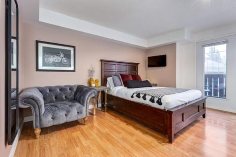 Bed, Seating area