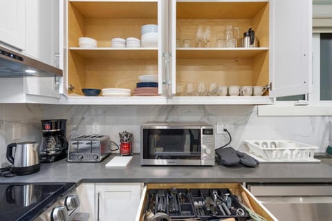 Coffee/tea facilities, Kitchen or kitchenette, dishwasher, stove, toaster